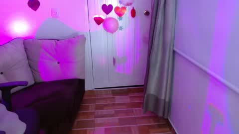 Snapshot of milfrosalie chatting on 02-15-25, 10:00 Rosalie online show from 02-15-25, 10:00