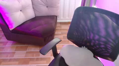 Snapshot of milfrosalie chatting on 02-17-25, 01:10 Rosalie online show from 02-17-25, 01:10