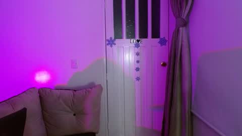 Snapshot of milfrosalie chatting on 02-24-25, 10:04 Rosalie online show from 02-24-25, 10:04