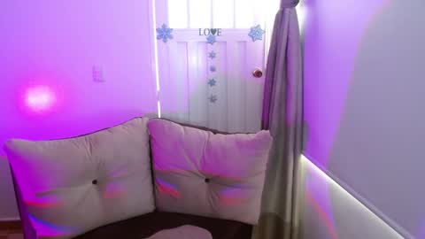 Snapshot of milfrosalie chatting on 02-26-25, 01:30 Rosalie online show from 02-26-25, 01:30