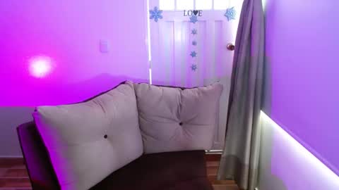 Snapshot of milfrosalie chatting on 02-28-25, 01:03 Rosalie online show from 02-28-25, 01:03