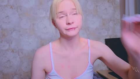 Snapshot of miliameow chatting on 05-31-26, 07:37 Milia online show from 05-31-26, 07:37