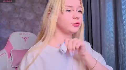 Snapshot of miliameow chatting on 06-15-26, 04:20 Milia online show from 06-15-26, 04:20