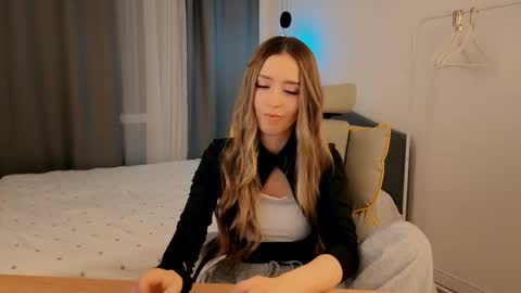 Snapshot of milla_bellaa chatting on 02-28-26, 03:29 Eva online show from 02-28-26, 03:29