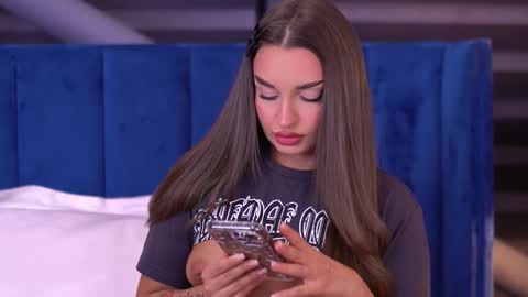 Snapshot of milla_serene chatting on 10-15-25, 04:12 Milla online show from 10-15-25, 04:12