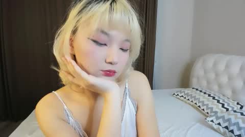 Snapshot of milla_waves chatting on 10-10-25, 01:43 Milla or just Mi online show from 10-10-25, 01:43