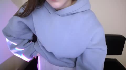 Snapshot of millasamsd chatting on 11-20-25, 09:31 Milla online show from 11-20-25, 09:31