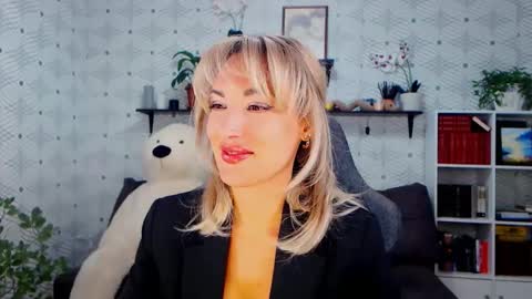Snapshot of millaxqueen chatting on 10-05-25, 02:59 MillaXQueen online show from 10-05-25, 02:59