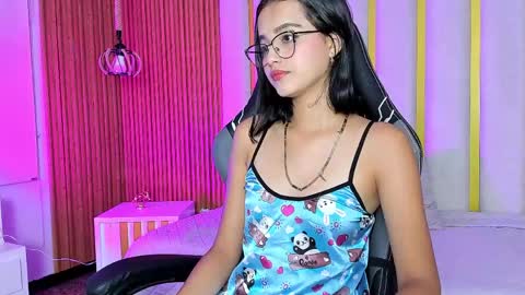 Snapshot of milleamours_ chatting on 05-27-26, 10:34 MILLE online show from 05-27-26, 10:34