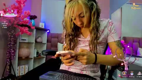 Snapshot of milu_beluci chatting on 11-11-25, 02:17 Milu Belucci online show from 11-11-25, 02:17