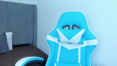 Snapshot of miluuu18 chatting on 12-15-24, 12:07 Miluu online show from 12-15-24, 12:07