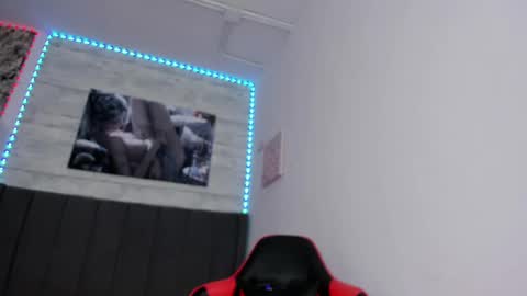 Snapshot of miluuu18 chatting on 02-14-25, 03:22 Miluu online show from 02-14-25, 03:22