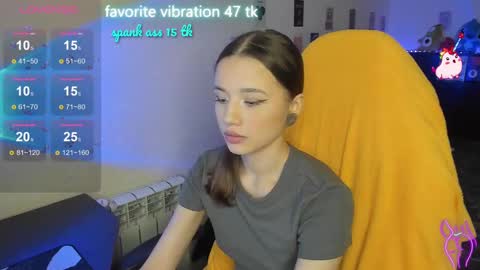 Snapshot of milyamess chatting on 02-09-25, 09:28 Emily online show from 02-09-25, 09:28