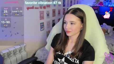 Snapshot of milyamess chatting on 02-21-25, 06:59 Emily online show from 02-21-25, 06:59