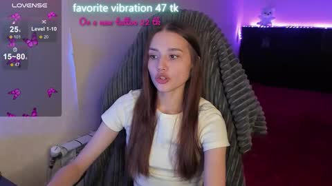 Snapshot of milyamess chatting on 10-15-25, 07:03 Emily online show from 10-15-25, 07:03
