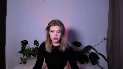 Snapshot of mina27372 chatting on 01-22-25, 09:02 hi Im Mina online show from 01-22-25, 09:02