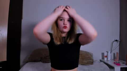 Snapshot of mina27372 chatting on 02-10-25, 01:14 hi Im Mina online show from 02-10-25, 01:14