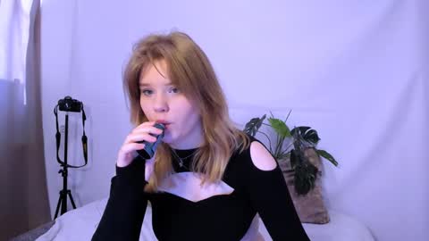 Snapshot of mina27372 chatting on 03-08-25, 01:28 hi Im Mina online show from 03-08-25, 01:28