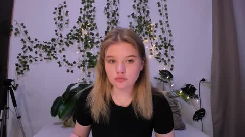 Snapshot of mina27372 chatting on 03-12-25, 04:41 hi Im Mina online show from 03-12-25, 04:41