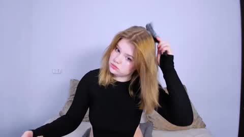 Snapshot of mina27372 chatting on 10-21-25, 10:43 hi Im Mina online show from 10-21-25, 10:43