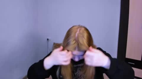 Snapshot of mina27372 chatting on 11-27-25, 01:51 hi Im Mina online show from 11-27-25, 01:51