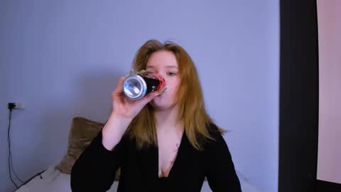 Snapshot of mina27372 chatting on 12-17-25, 01:44 hi Im Mina online show from 12-17-25, 01:44