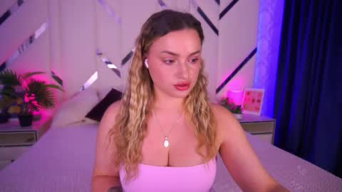 Snapshot of minifox_ chatting on 11-02-25, 08:28 minifox_ online show from 11-02-25, 08:28