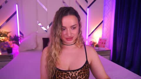 Snapshot of minifox_ chatting on 11-23-25, 08:25 minifox_ online show from 11-23-25, 08:25