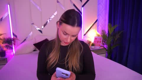 Snapshot of minifox_ chatting on 11-25-25, 09:42 minifox_ online show from 11-25-25, 09:42