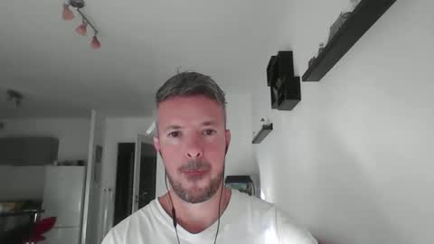 Snapshot of minka28 chatting on 05-21-26, 05:09 minka28 online show from 05-21-26, 05:09