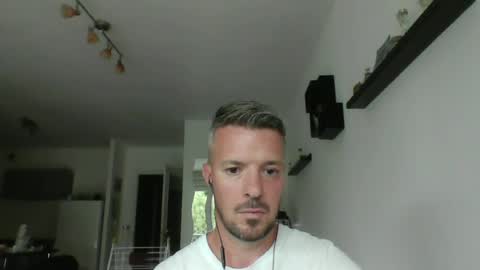 Snapshot of minka28 chatting on 06-11-26, 05:22 minka28 online show from 06-11-26, 05:22