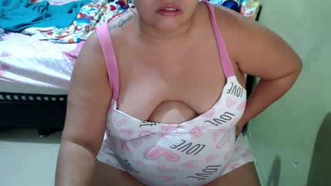 Snapshot of minnie_bbw69 chatting on 01-21-25, 01:18 Andrea online show from 01-21-25, 01:18