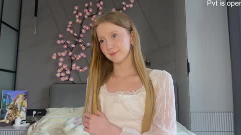 Snapshot of mirajuicyjune chatting on 05-29-26, 04:32 Mira online show from 05-29-26, 04:32