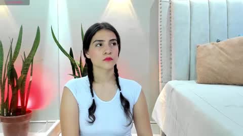Snapshot of miranda_doll_ chatting on 02-22-25, 12:19 online show from 02-22-25, 12:19