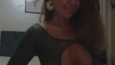 Snapshot of miriam04 chatting on 10-20-25, 09:15 miriam04 online show from 10-20-25, 09:15