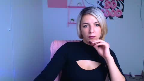 Snapshot of mishelle_blondie chatting on 12-01-25, 12:21 Mishelle online show from 12-01-25, 12:21