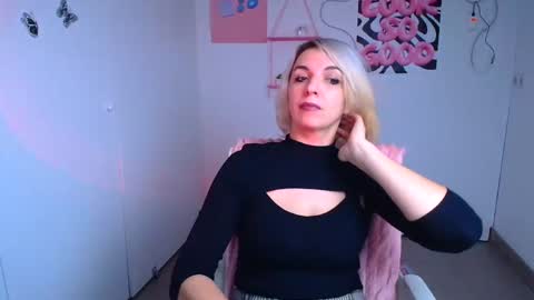 Snapshot of mishelle_blondie chatting on 12-02-25, 12:21 Mishelle online show from 12-02-25, 12:21