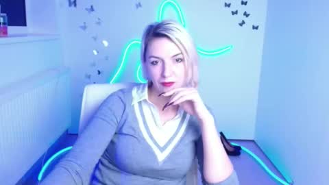 Snapshot of mishelle_blondie chatting on 12-04-25, 09:12 Mishelle online show from 12-04-25, 09:12