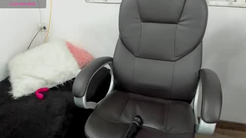 Snapshot of mishka__ chatting on 02-14-26, 11:01 Mishka online show from 02-14-26, 11:01