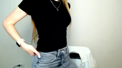 Snapshot of miss_angelina_ chatting on 05-12-26, 06:54 Angelina online show from 05-12-26, 06:54