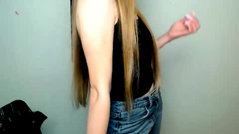 Snapshot of miss_angelina_ chatting on 05-20-26, 06:08 Angelina online show from 05-20-26, 06:08