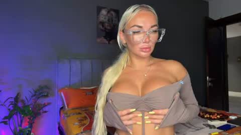 Snapshot of miss_jessica_x chatting on 06-19-26, 06:34 Jess online show from 06-19-26, 06:34