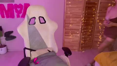 Snapshot of miss_mia_meow chatting on 09-12-25, 03:28 Mamma Mia online show from 09-12-25, 03:28