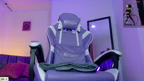 Snapshot of miss_scarllet chatting on 06-12-26, 01:10 100 thumbs up online show from 06-12-26, 01:10