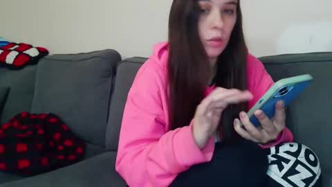 Snapshot of miss_sunshine01 chatting on 10-31-25, 01:45 Bella online show from 10-31-25, 01:45