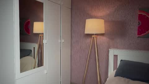 Snapshot of miss_sweetdream chatting on 02-10-26, 02:43 Emily online show from 02-10-26, 02:43