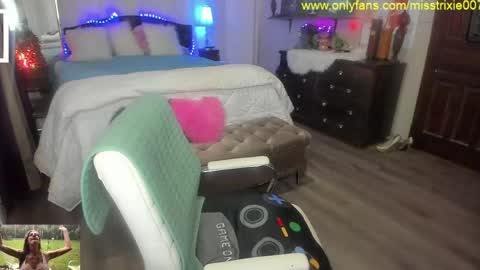 Snapshot of miss_trixie chatting on 05-21-26, 08:05 Trixie007 online show from 05-21-26, 08:05