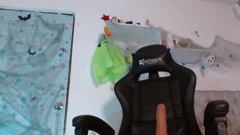 Snapshot of miss_valery2 chatting on 10-17-25, 12:58 hanna online show from 10-17-25, 12:58