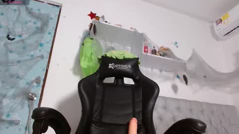 Snapshot of miss_valery2 chatting on 10-31-25, 02:23 hanna online show from 10-31-25, 02:23