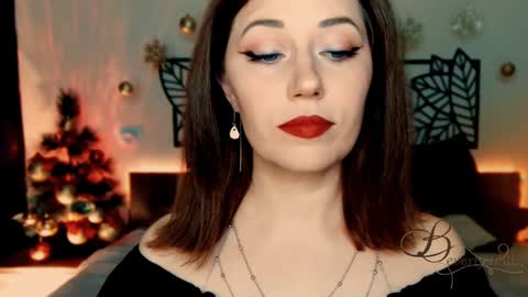 Snapshot of missbeverlymills chatting on 12-21-24, 06:23 The divine Beverly online show from 12-21-24, 06:23